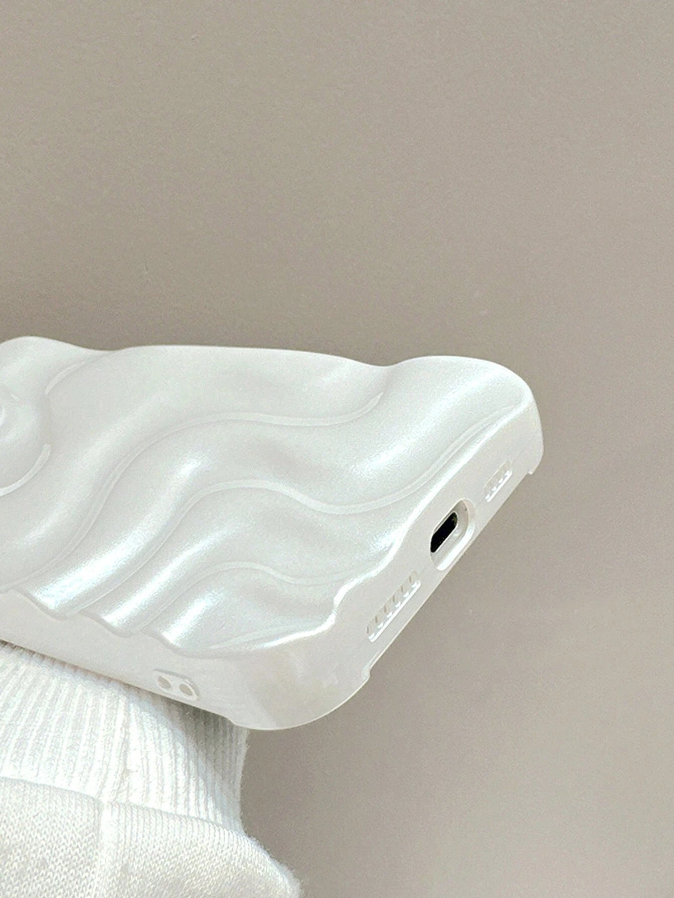 Premium Pearl White 3D Wave Phone Case for iPhone 16 Promax/16/16 Pro/16 Plus/15/15 Promax/15 Pro/11/12/13/14 Promax/11 Pro/11 Promax/12 Pro/12 Promax/13 Pro/13 Promax/14 Pro/14 Promax/16 Promax/16/16 Pro/16 Plus/12 Mini/13 Mini/16E
